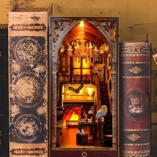Book nook Magic Academy serre-livres décoratif miniature avec éclairage LED.