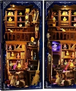 Serre-livres décoratif lumineux représentant l'intérieur d'une bibliothèque de sorcier inséré entre des livres anciens sur une étagère