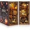 Book Nook thème sorcellerie Magic Night avec chaudron, balai, chapeau de magicien et étagères de potions magiques éclairées.