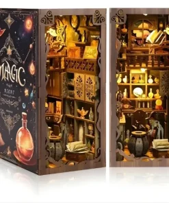 Book Nook thème sorcellerie Magic Night avec chaudron, balai, chapeau de magicien et étagères de potions magiques éclairées.