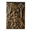Couverture de carnet en relief sculpté de style fantastique représentant un vieux mage avec une main sur le visage, un sceptre magique orné de gemmes bleues et un cheval au premier plan, finition bronze antique.