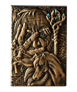 Couverture de carnet en relief sculpté de style fantastique représentant un vieux mage avec une main sur le visage, un sceptre magique orné de gemmes bleues et un cheval au premier plan, finition bronze antique.