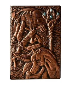 Carnet de notes en cuir repoussé avec relief visage de sorcier mystique et cheval, style grimoire médiéval fantastique