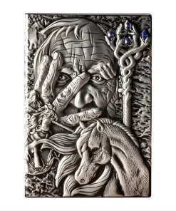 Carnet de notes avec couverture en relief argenté représentant un vieux mage barbu, un sceptre magique orné de pierres bleues et un cheval.