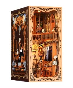 Book nook en bois représentant la garde-robe d'une duchesse avec étagères de livres, vêtements miniatures et éclairage LED chaleureux pour décoration de bibliothèque
