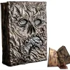 Grimoire de sorcier, carnet de notes en similicuir sombre, visage effrayant en relief.