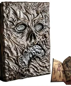 Grimoire de sorcier, carnet de notes en similicuir sombre, visage effrayant en relief.