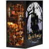 Maquette Book Nook lumineuse Magic Academy avec blason de sorcellerie, représentant l'intérieur détaillé d'une école de magie pour décoration de bibliothèque.