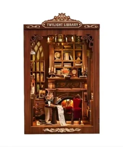 Maquette en bois assemblée d'un serre-livres miniature "Twilight Library" avec éclairage intérieur chaud, détaillant une bibliothèque ancienne, une cheminée et un fauteuil rouge.