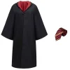 Panoplie complète Apprenti Sorcier : robe noire Poudlard, blason maison et cravate assortie rouge rayée.
