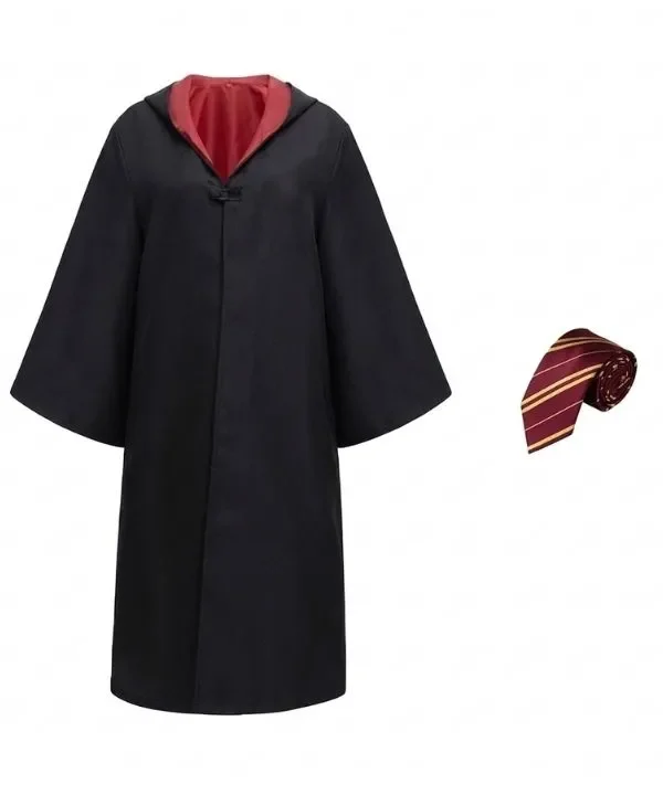 Panoplie complète Apprenti Sorcier : robe noire Poudlard, blason maison et cravate assortie rouge rayée.