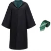 Panoplie complète Apprenti Sorcier : robe noire Poudlard, blason maison et cravate assortie verte.