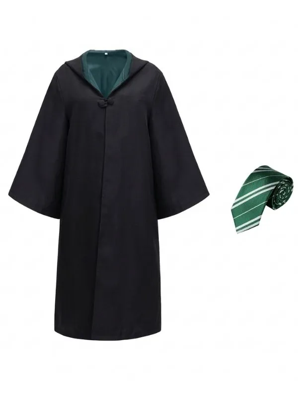Panoplie complète Apprenti Sorcier : robe noire Poudlard, blason maison et cravate assortie verte.