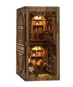 Serre-livres décoratif en bois sculpté représentant une bibliothèque miniature vintage avec éclairage LED chaleureux, inséré entre des livres anciens sur une étagère.