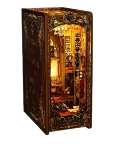 Serre-livres miniature Book Nook au décor d'église gothique avec éclairage LED chaleureux, détails architecturaux et étagères de bibliothèque