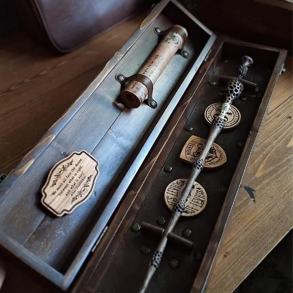 Une baguette magique présentée dans son coffret de collection en bois ouvert Harry Potter