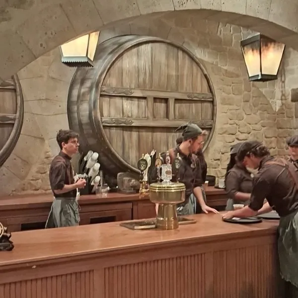 Serveurs préparant une Bièraubeurre derrière un bar avec de grands tonneaux en bois, Warner Bros Studio Tour.