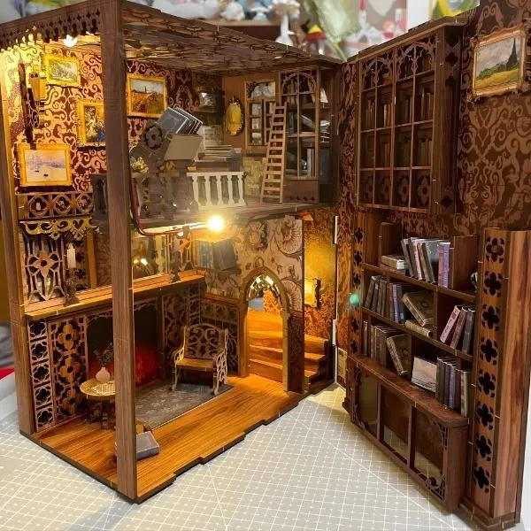 Serre-livres miniature en bois de style bibliothèque gothique avec éclairage LED, détails sculptés, étagères de livres et papier peint vintage pour décoration de bibliothèque.