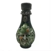 Bouteille décorative sculptée avec le visage de l'Homme Vert et des motifs de feuilles de chêne