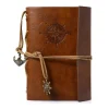 Carnets de voyage cuir marron vintage, rose des vents et breloques nautiques.