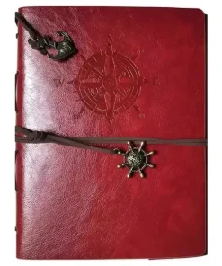Carnets de voyage cuir rouge vintage, rose des vents et breloques nautiques.