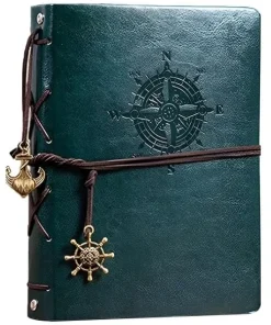Carnets de voyage cuir vert vintage, rose des vents et breloques nautiques.