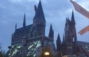 Vue extérieure du château de Poudlard illuminé de nuit, Wizarding World of Harry Potter.