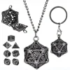 Collier pendentif en forme de dé D20 ciselé en bronze antique s'ouvrant pour contenir un mini set de dés polyédriques pour jeu de rôle.