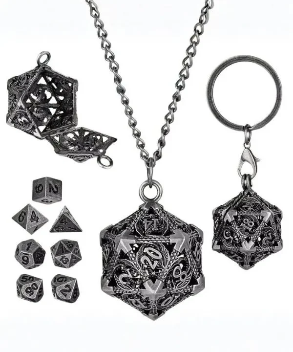 Collier pendentif en forme de dé D20 ciselé en bronze antique s'ouvrant pour contenir un mini set de dés polyédriques pour jeu de rôle.