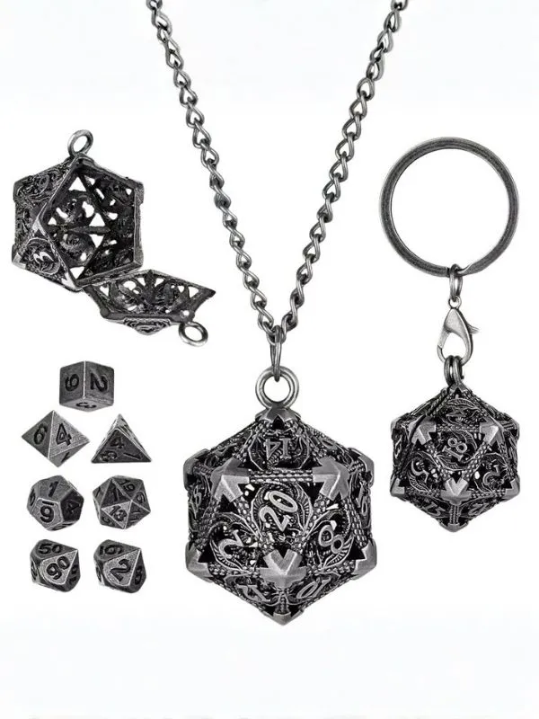 Collier pendentif en forme de dé D20 ciselé en bronze antique s'ouvrant pour contenir un mini set de dés polyédriques pour jeu de rôle.