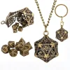 Collier pendentif en forme de dé D20 ciselé en bronze antique s'ouvrant pour contenir un mini set de dés polyédriques pour jeu de rôle.