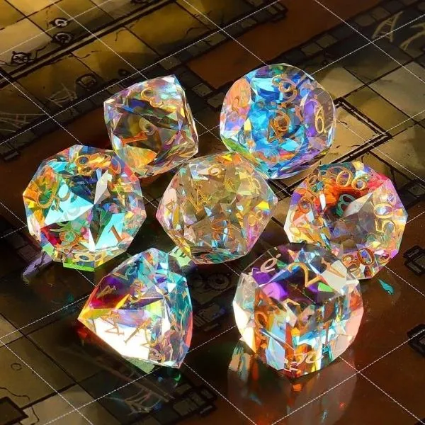 Un ensemble complet de dés de jeu de rôle facettés en résine dichroïque aux reflets arc-en-ciel scintillants, posé sur une carte de donjon quadrillée.