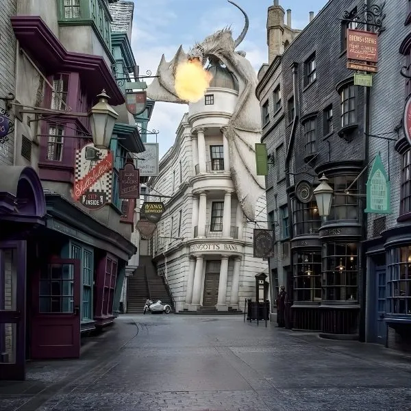 Banque Gringotts avec le dragon Pansedeterre sur le toit, Chemin de Traverse.