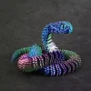 Figurine de serpent articulé imprimée en 3D avec effet dégradé irisé bleu et violet, écailles texturées et yeux réalistes sur fond sombre