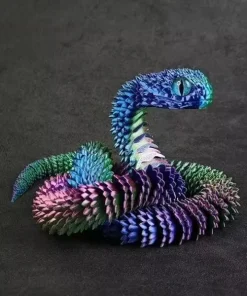 Figurine de serpent articulé imprimée en 3D avec effet dégradé irisé bleu et violet, écailles texturées et yeux réalistes sur fond sombre