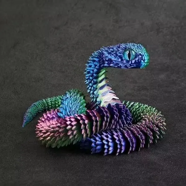 Figurine de serpent articulé imprimée en 3D avec effet dégradé irisé bleu et violet, écailles texturées et yeux réalistes sur fond sombre
