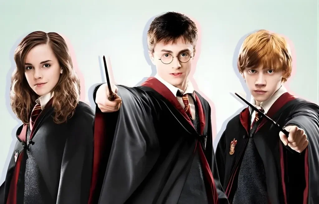Harry Potter tenant sa baguette magique en tenue de Gryffondor, photo promotionnelle du film.