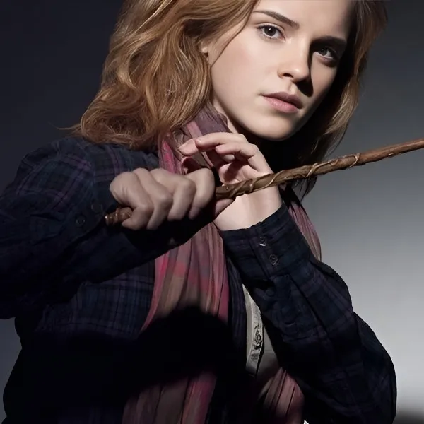 Portrait d'Hermione Granger (Emma Watson) tenant sa baguette magique en position de sortilège.
