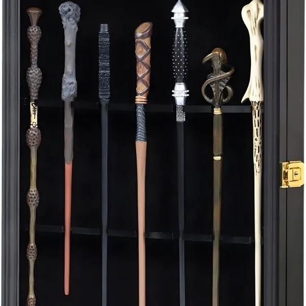Vitrine d'exposition de luxe avec sept baguettes magiques artisanales, incluant la baguette d'Albus Dumbledore et de Lord Voldemort.