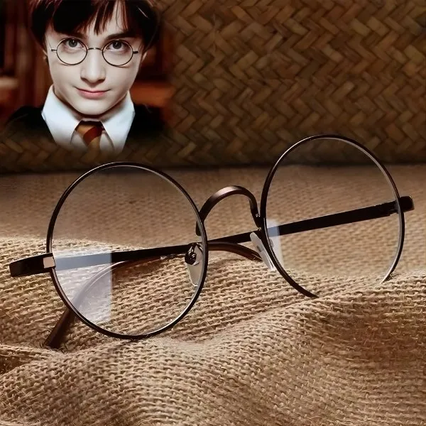 Lunettes rondes Harry Potter à monture fine noire sur fond texturé, accessoire cosplay sorcier.