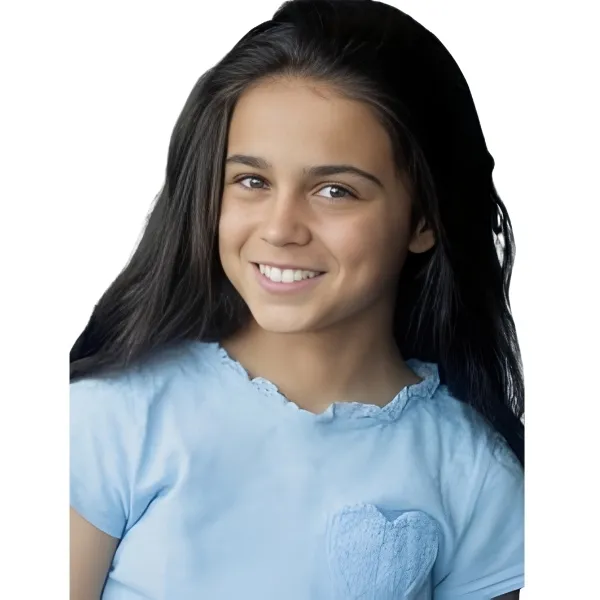 Portrait officiel de la nouvelle actrice choisie pour incarner Hermione Granger dans la série Harry Potter de HBO, souriante en t-shirt bleu.