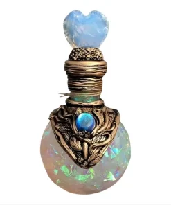 Fiole de potion magique artisanale Élixir d'Eternité tenue à la main, décoration fantastique avec détails de racines en bronze et bouchon en forme de cœur.