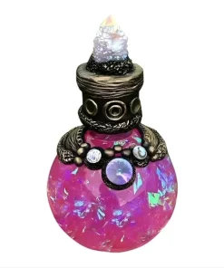 Fiole de potion magique décorative ronde de couleur rose avec paillettes irisées, bouchon orné d'un cristal de quartz et détails en métal vieilli, hauteur 15 cm.