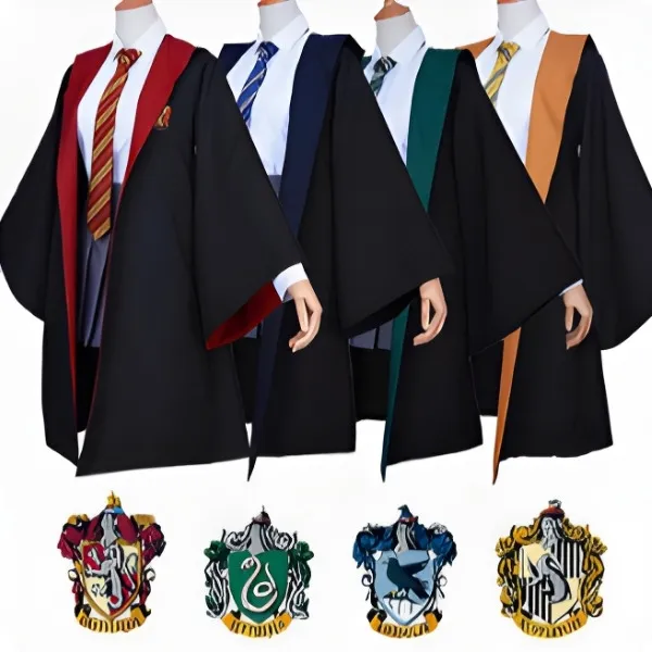 Ensemble de quatre robes de sorcier aux couleurs des maisons de Poudlard avec cravates assorties et blasons Gryffondor, Serpentard, Serdaigle et Poufsouffle.
