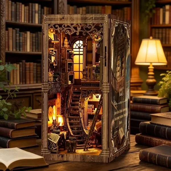 Détail d'un Book Nook bibliothèque ancienne avec escalier en colimaçon miniature et lumière tamisée chaleureuse