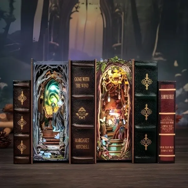 Deux modèles de Book Nook en bois avec éclairage LED insérés entre des livres anciens sur une étagère