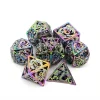 Set de 7 dés polyédriques métal dragon creux arc en ciel et or D&D.