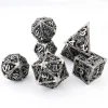 Set de 7 dés polyédriques métal dragon creux noir et argent D&D.