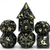 Set de 7 dés polyédriques métal dragon creux noir et or D&D.