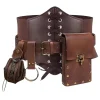 Ceinture corset large en similicuir marron de style médiéval et steampunk, équipée d'une boucle vintage, d'une pochette rectangulaire rivetée, d'une bourse à cordon et d'un anneau porte-accessoires.